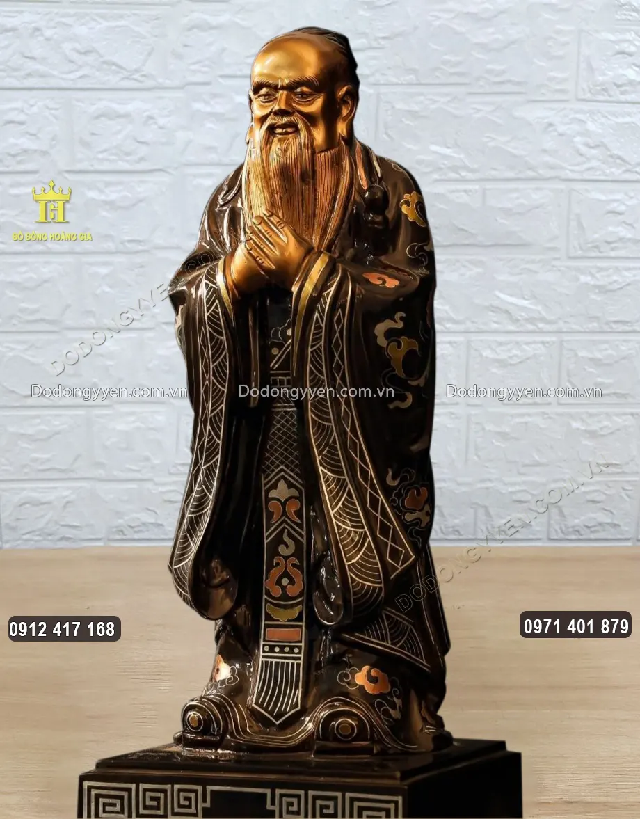 Ng&agrave;i được đ&uacute;c theo d&aacute;ng đứng uy nghi&ecirc;m